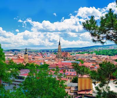 Descoperind comorile ascunse din Cluj-Napoca: Avantajele inchirierii unei masini